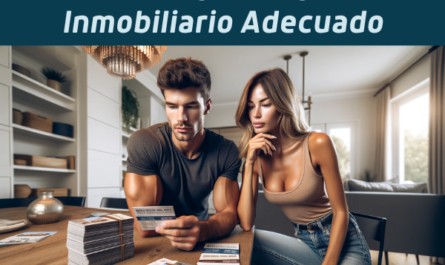 Una pareja joven y atractiva de entre 20 y 30 años está tratando de elegir al mejor agente inmobiliario para vender su casa. Están sentados en una mesa de comedor, revisando una pila de folletos y tarjetas de presentación de agentes inmobiliarios. El hombre tiene cabello castaño corto, es alto y está en forma, viste jeans y una camiseta informal. La mujer tiene el pelo rubio hasta los hombros, es delgada, viste una camiseta sin mangas y jeans. El comedor tiene un estilo moderno con una lámpara de araña encima de la mesa. Sobre la mesa hay un pequeño cartel con la URL: https://www.vendermicasa.org/. La pareja mira pensativamente revisando sus opciones. Formato de imagen horizontal.