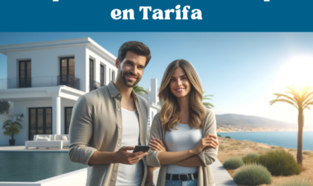 Una imagen panorámica moderna y realista de una atractiva pareja parada frente a una hermosa casa en Tarifa, Cádiz. Se ven felices y participando en una discusión sobre la compra o venta de la propiedad. Al fondo aparece un encantador paisaje costero típico de Tarifa con cielos despejados y palmeras. La casa es contemporánea con paredes blancas y grandes ventanales. La pareja está vestida de manera informal, lo que refleja un día cómodo y soleado. https://www.vendermicasa.org/