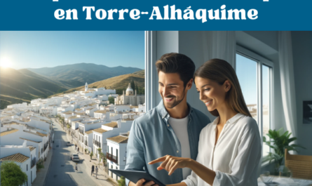 Una imagen panorámica moderna y realista que muestra a una atractiva pareja hablando sobre bienes raíces en Torre-Alháquime, Cádiz. La escena muestra una ciudad pintoresca con casas blancas, calles estrechas y un fondo de colinas. La pareja está mirando una lista de casas en una tableta, sonriendo y conversando. El entorno incluye algo de arquitectura local, como casas tradicionales andaluzas con fachadas blancas y techos de terracota. El ambiente general es soleado y acogedor, resaltando el encanto y el atractivo del lugar. https://www.vendermicasa.org/