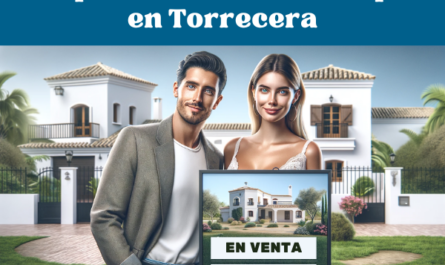 Una imagen realista y moderna en formato panorámico que muestra una pareja atractiva. La pareja está parada frente a una hermosa casa, con el título 'Cómo comprar o vender casa o piso en Torrecera, Cádiz' en un lugar destacado. El fondo incluye elementos que sugieren un barrio pintoresco de Torrecera, Cádiz, con arquitectura tradicional andaluza, como paredes blancas, techos de tejas y exuberante vegetación. La pareja luce feliz y segura, vestida con ropa elegante e informal, adecuada para un entorno inmobiliario. https://www.vendermicasa.org/