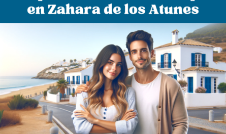 Una imagen moderna y realista en pantalla ancha que muestra a una atractiva pareja en Zahara de los Atunes, Cádiz. La pareja sonríe y parece feliz, parada frente a una hermosa casa. El hombre sostiene un cartel que dice "Se vende" y la mujer sostiene un juego de llaves. El fondo muestra una pintoresca ciudad costera con edificios blancos y el mar a lo lejos. El título 'Cómo comprar o vender casa o piso en Zahara de los Atunes, Cádiz' aparece de forma destacada. https://www.vendermicasa.org/