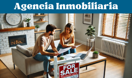 Imagen horizontal de una pareja que planea vender su casa sin contratar a un agente inmobiliario. La pareja está sentada en la mesa de la cocina con un cartel de "Se vende", una computadora portátil que muestra listados de bienes raíces y papeles desplegados. Parecen concentrados y comprometidos en la discusión. La cocina es moderna con una iluminación brillante y una decoración elegante. https://vendermicasa.org/